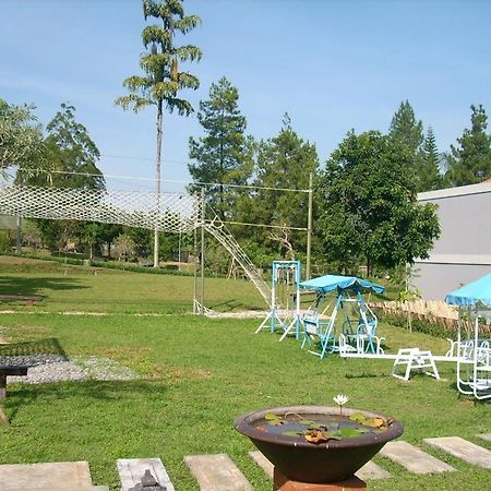 Villa Bukit Pinus Bogor Buitenkant foto