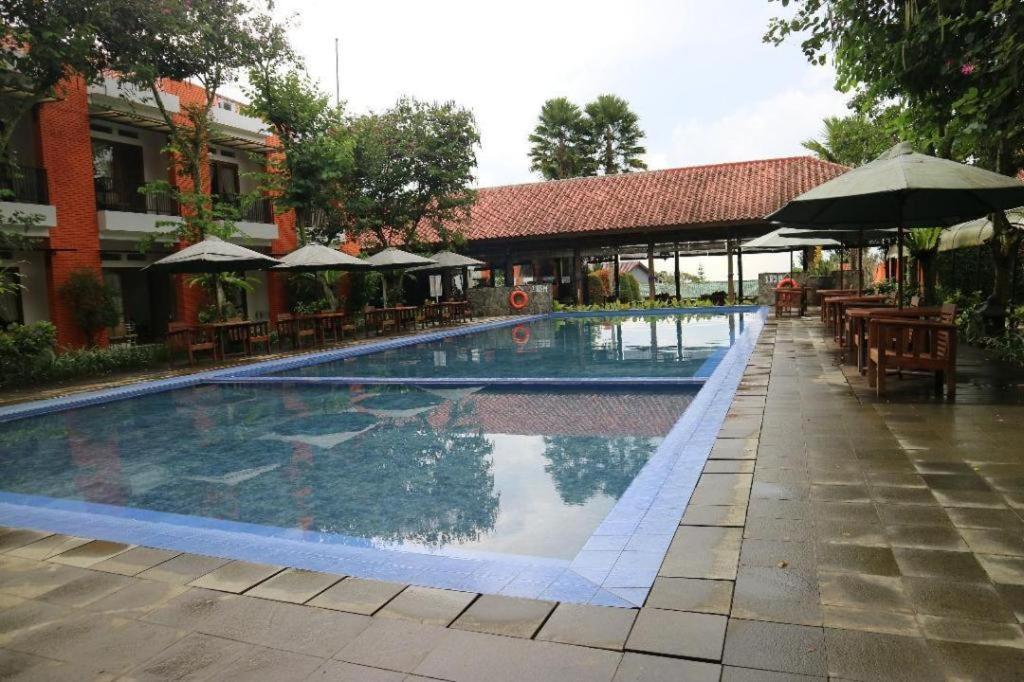Villa Bukit Pinus Bogor Buitenkant foto