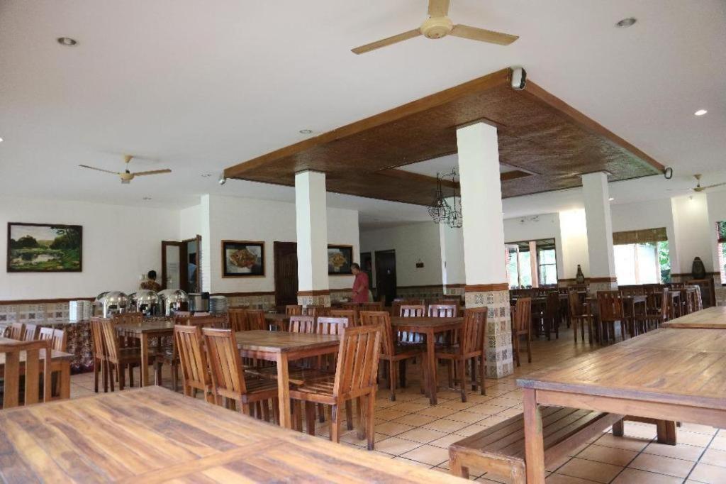 Villa Bukit Pinus Bogor Buitenkant foto