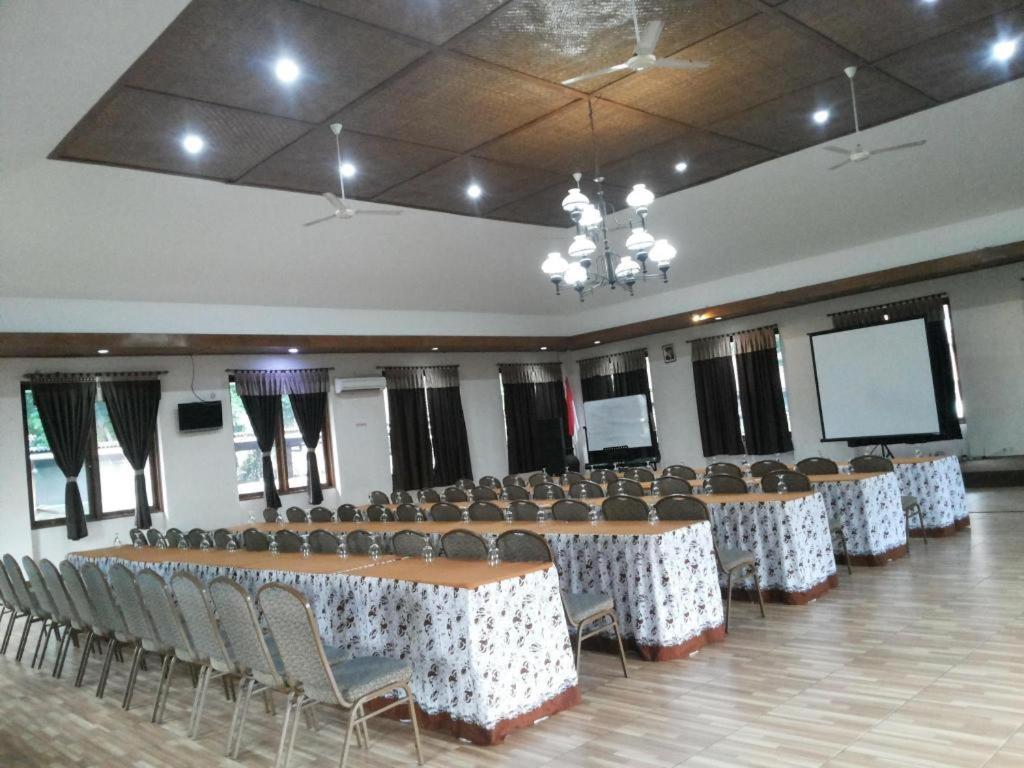 Villa Bukit Pinus Bogor Buitenkant foto
