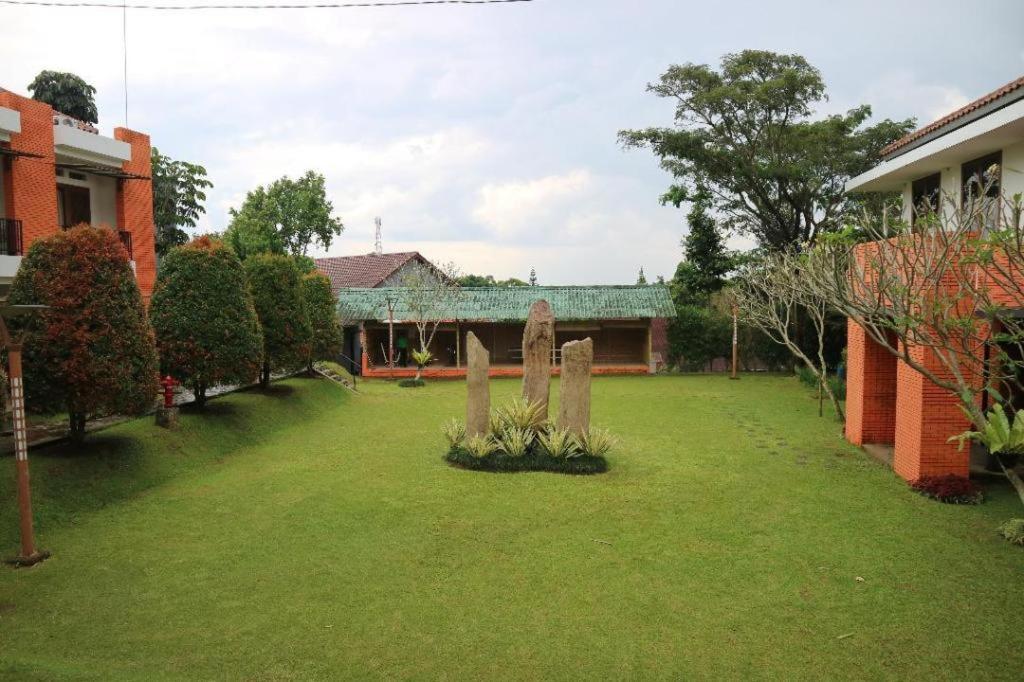 Villa Bukit Pinus Bogor Buitenkant foto