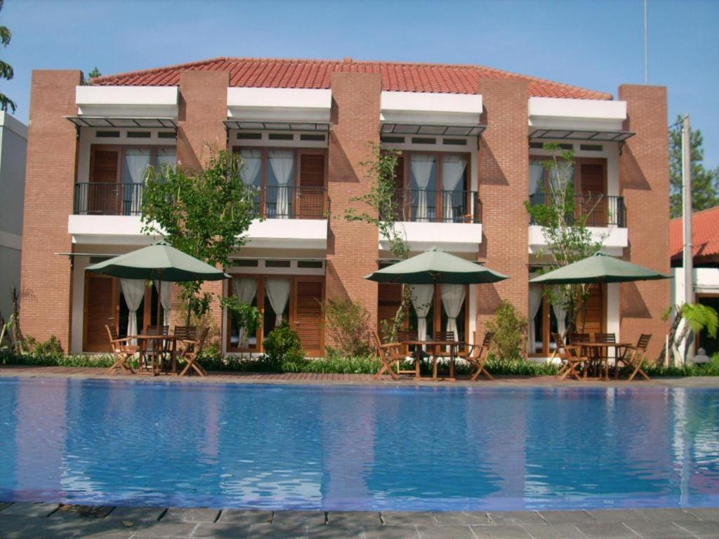 Villa Bukit Pinus Bogor Buitenkant foto