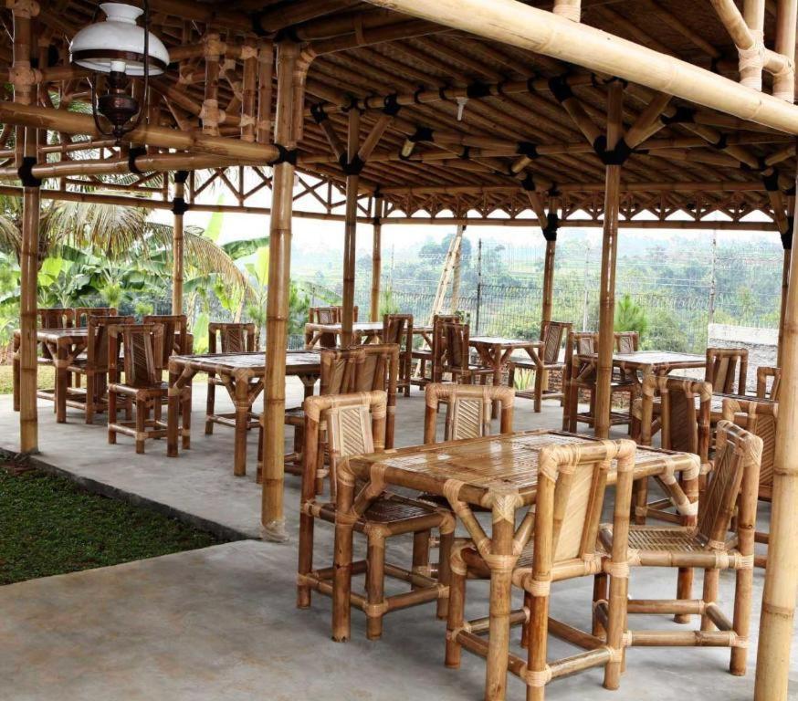 Villa Bukit Pinus Bogor Buitenkant foto