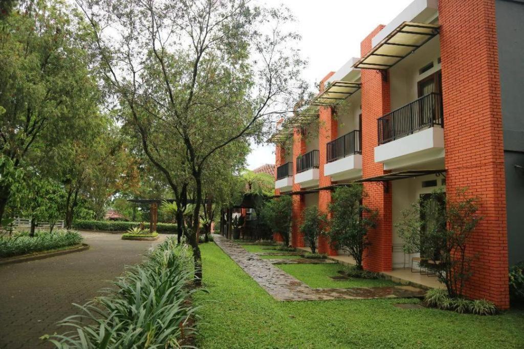Villa Bukit Pinus Bogor Buitenkant foto