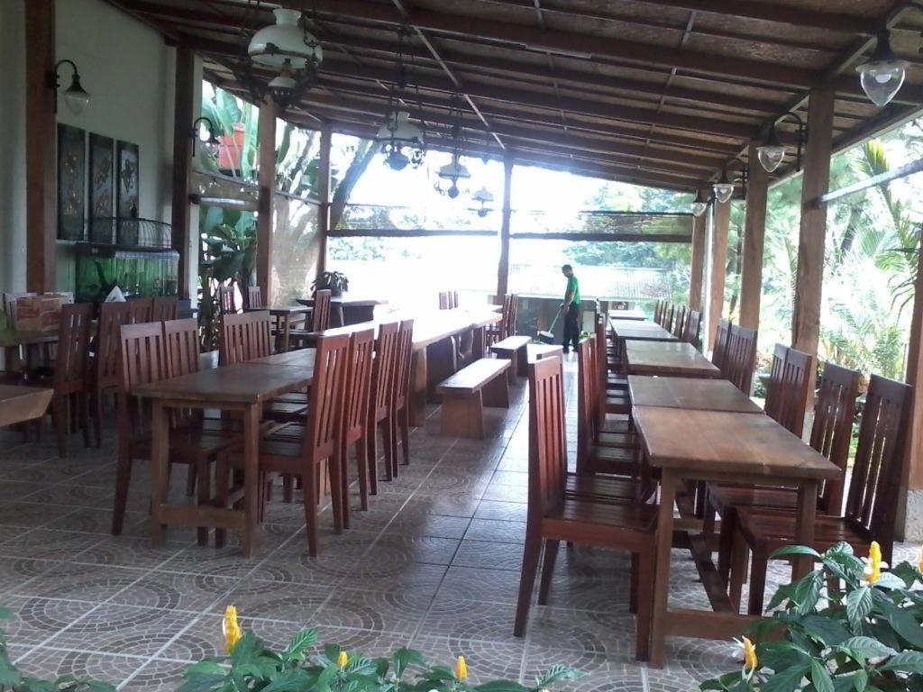Villa Bukit Pinus Bogor Buitenkant foto