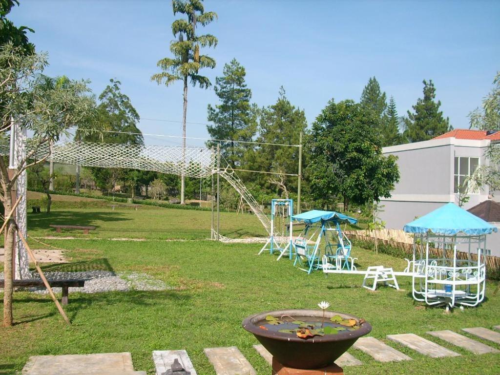 Villa Bukit Pinus Bogor Buitenkant foto